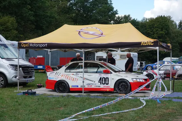 Das Eichenbühler Bergrennen 2026 ist mehr als ein sportlicher Wettkampf gegen die Uhr. Es ist ein Ritual des zweiten Septemberwochenendes, ein Treffpunkt für Rennsportbegeisterte, eine Bühne für Technik und Können und zugleich eine Herausforderung für ein Dorf, das für wenige Tage Gastgeber einer großen Motorsportfamilie wird. Attraktiv ist das Rennen gerade deshalb: weil Pokale, Rekorde und Geschwindigkeit auf Nähe, Ehrenamt, Festzelt, Landschaft und lebendige Tradition treffen. 