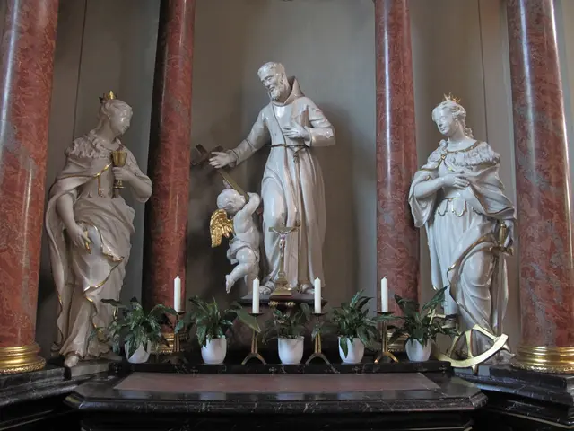 Einer der Seitenaltäre in der Wallfahrtsbasilika in Walldürn ist auch dem Heiligen Franziskus (Mitte) gewidmet. Links sind die Hl. Barbara und rechts die Hl. Katharina v. Alexandria dargestellt. | Foto: Achim Dörr