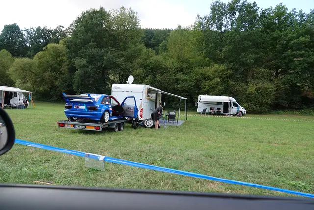 Bemerkenswert war erneut das Verhalten der Besucher. Die Camping- und Zuschauerbereiche präsentierten sich ordentlich und sauber. Die Appelle des Veranstalters zum Schutz der Natur wurden von den Fans mit großer Disziplin umgesetzt. Damit zeigte sich einmal mehr, dass verantwortungsbewusstes Miteinander und hochklassiger Motorsport keinen Widerspruch darstellen.