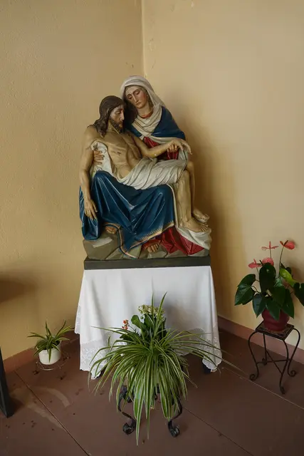 Seelenbilder – Warum die Sieben Schmerzen heute berühren

In einer Zeit, in der viele Menschen mit Unsicherheit, Verlust und inneren Wunden leben, wirken die Sieben Schmerzen Mariä wie ein spiritueller Resonanzraum. Sie zeigen eine Frau, die verwundbar ist und dennoch stark bleibt, die nicht nur trauert, sondern durch den Schmerz hindurch hofft. Gesehen in Heppdiel.