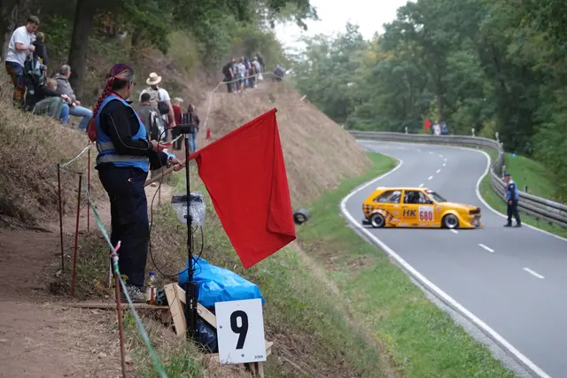 Nils Abb muss zurück zum Start und erneut losfahren. Wegen einer unfallbedingten Situation bei einem Fahrer vor ihm  musste er seine erste Fahrt unterbrechen. Foto Roland Schönmüller