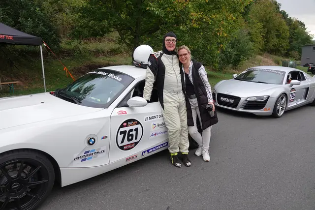 Auch Hans-Joachim Brett aus Karlsruhe-Ettlingen ist kein Neuling. Seit 2013 gehört er mit seinem BMW Z4 Coupé zur Eichenbühler Bergfamilie. Kurz vor dem Start gibt ihm seine Freundin Natascha Rieger noch ein Küsschen und ein „Toi, toi, toi“ mit auf den Weg. Mehr braucht es manchmal nicht: ein Helm, ein Motor, ein Kuss — und dann dieser Moment, in dem aus Standgas Ernst wird.