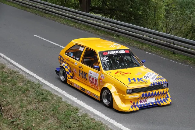 Offiziell ist es das 57. Bergrennen Eichenbühl, ausgetragen vom MSC Erftal e.V. im AvD, ein Lauf im Kalender des Deutschen Motor Sport Bundes. Gefahren wird auf der traditionsreichen, 3,050 Meter langen, sechs Meter breiten Strecke zwischen Eichenbühl und Umpfenbach, die mit Kurven, Kuppe und kurzen Mutproben seit Jahrzehnten Mensch und Maschine prüft. – Nils Abb aus Eichenbühl auf VW Schneider Polo 2 88V. 