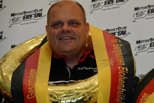 Gesamtsieger wurde zum vierten Mal in Folge Patrik Zaljelsnik im Nova Pro NP01 – eine sportliche Konstanz, bei der selbst die Stoppuhr ehrfürchtig kurz Luft holen dürfte.
