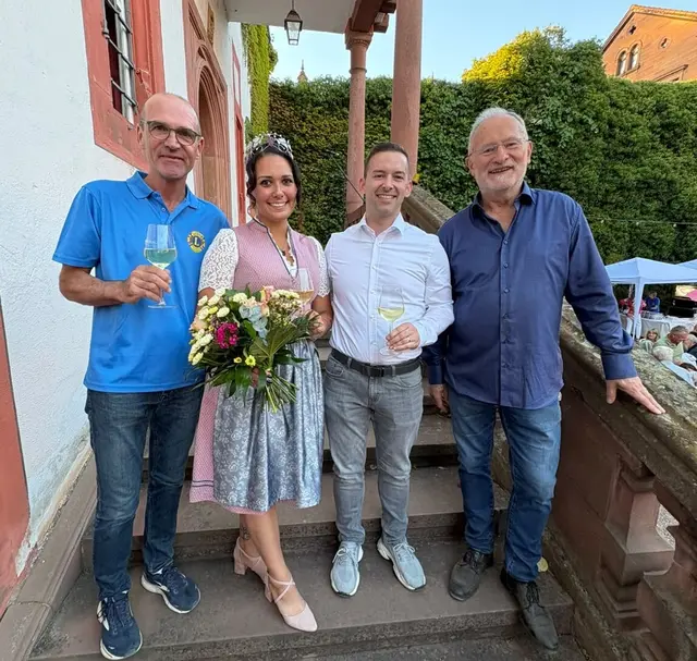 v.l.n.r.: Lions-Präsident Prof. Ralph Hirdina, Weinprinzessin Julia Weidmann, Bürgermeister René Wolf, Schlossherr Georg Imhäuser | Foto: Christoph Eichhorn