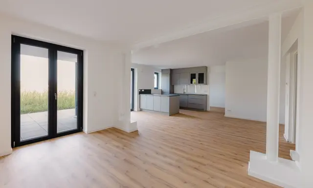 Wohnung1: Souterrain mit Garten