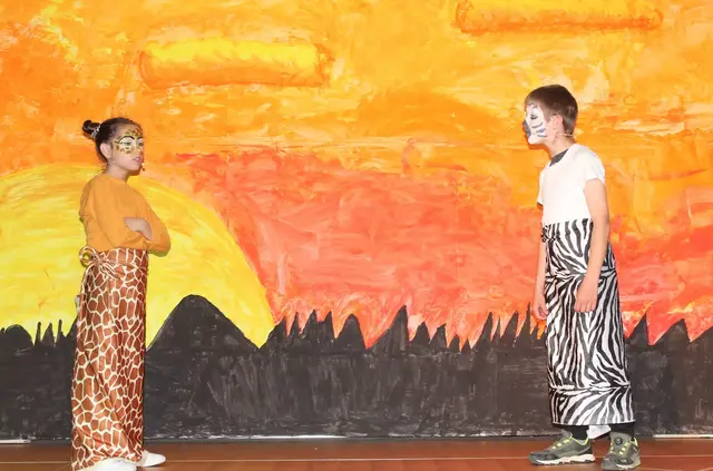 Stärken entdecken und zeigen, was in ihnen steckt: Beim Musical „Tuishi Pamoja“ standen die Schülerinnen und Schüler der Heinrich-Ernst-Stötzner-Schule selbst auf der Bühne.  | Foto: Heinrich-Ernst-Stötzner-Schule
