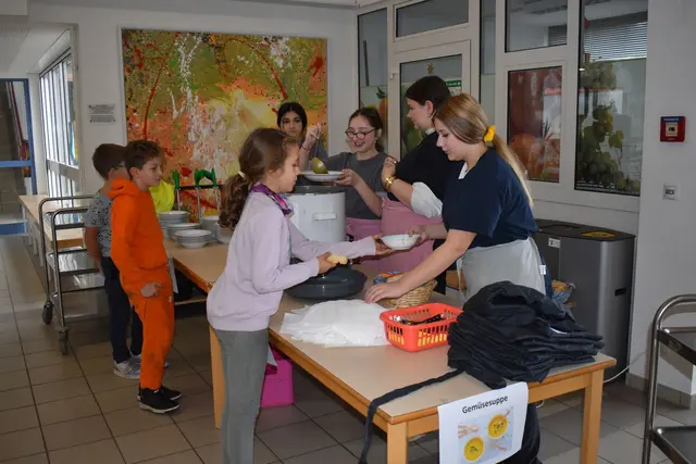 Gemeinsam kochen: Die Klasse 7 der Janusz-Korczak-Schule bereitet mit ihren Lehrerinnen eine Gemüsesuppe für die Schulgemeinschaft zu. Janusz-Korczak-Schule | Foto: Janusz-Korczak-Schule