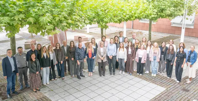 or dem Landratsamt stellten sich die Referendarinnen und Referendare mit (von links) dem Stellvertreter des Landrats im Amt, Gerald Rosel, dem Personalratsvorsitzenden Felix Behl und dem weiteren Schulrat Peter Sander sowie (rechts) Uschi Filbert (Personalrat), den Schulamtsdirektoren Michael Brummer Zwölfter von rechts) und Ulrich Wohlmuth (Neunter von links) sowie den Seminarleitungen dem Fotografen | Foto: Winfried Zang