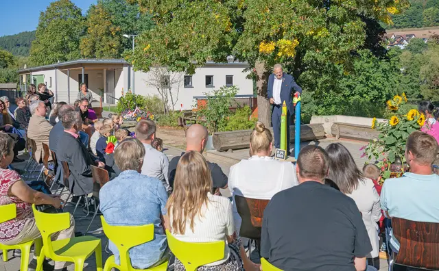 Stellvertretender Landrat Günther Oettinger stellte beim Schulanfang in Kirchzell die neonfarbenen Schlupftücher vor, die die Schulkinder im Verkehr besser sichtbar machen sollen. | Foto: Winfried Zang