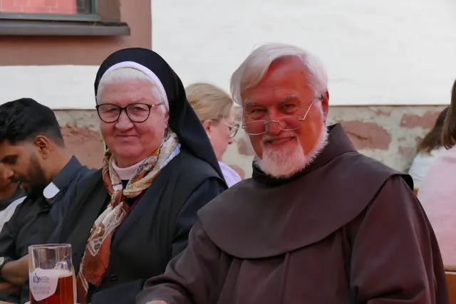Schwester Elisabeth Heßdörfer besucht zusammen mit ihrem leiblichen Bruder Pater Richard den Engelberg