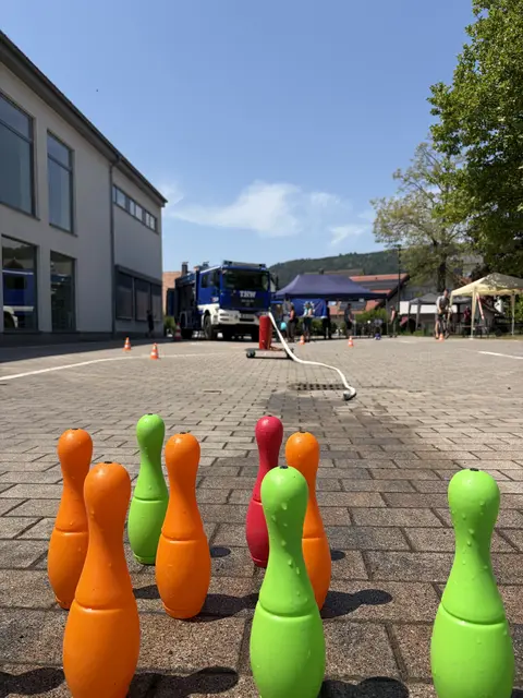 Große Technik trifft auf kleine Entdecker: Bunte Kegel, Wasser und ein Gerätekraftwagen im Hintergrund – bei den THW-Minis wird Technik zum Erlebnis. Spielerisch entdecken die Kinder, was Teamgeist, Geschick und gemeinsames Anpacken bedeuten. Und vor allem soll eines nie zu kurz kommen: Der Spaß! | Foto: THW Miltenberg