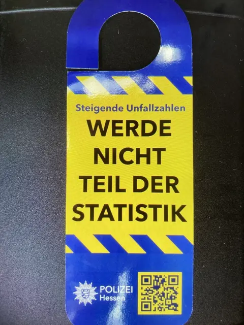 Die Ordnungshüter brachten präventiv Informationsmaterial an geparkte E-Scooter an mit Hinweisen bezüglich der Regeln für die Inbetriebnahme von E-Scootern.

 | Foto: Polizei