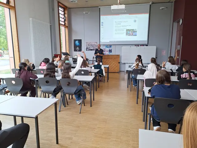 Matthias Fischer von der Polizeiinspektion Obernburg leistet ebenfalls einen großen Beitrag zum Gelingen des Verkehrssicherheitstages an der RSE. | Foto: Rainer Schäfer