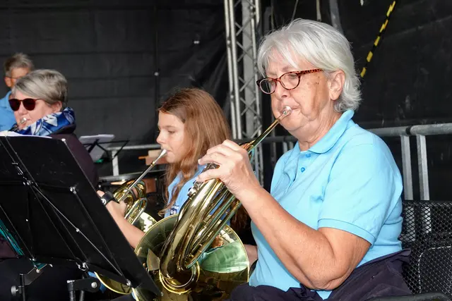 Mit dabei Mara Emmert (11 Jahre), die jüngste Musikerin  spielt Waldhorn. 