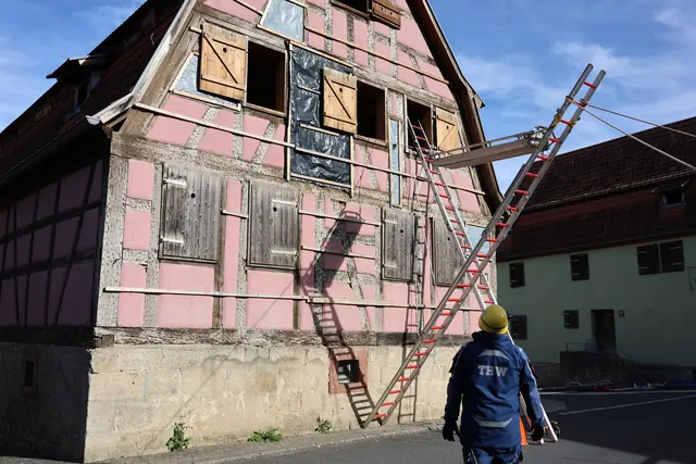 Alternative Rettungswege sind gefragt: Weil der reguläre Zugang nicht genutzt werden kann, schaffen die Einsatzkräfte über Leitern einen sicheren Weg in das Gebäude und bereiten die Rettung von außen vor.  | Foto: THW Miltenberg