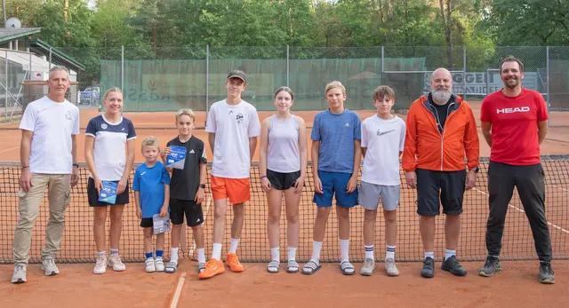 Siegerehrung beim Landkreispokal im Jugendtennis mit (von links): Markus Lieb (Sparkasse Aschaffenburg Miltenberg), den Siegerinnen und Siegern Sarah Theinert, Max Knobloch, Mats Durschang, Leon Zehnter, Anna Stelzer, Leopold Haberkorn, Tom Leibmann, dem stellvertretenden Landrat Bernd Schötterl und Organisator Daniel Stelzer.  | Foto: Winfried Zang