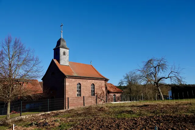 Ein weiterer bedeutender Michaelsort ist die St.-Michaels-Kirche in Guggenberg, einem Ortsteil von Eichenbühl. Die auf einer Odenwaldhöhe gelegene Kirche wurde 1824 erbaut und feierte 2024 ihr 200-jähriges Bestehen. Ihr Standort folgt einer alten christlichen Tradition: Michaelskirchen wurden bevorzugt auf Anhöhen errichtet. Der Erzengel sollte gleichsam zwischen Himmel und Erde wachen. Bis heute begehen die Gläubigen dort das Patronatsfest am Michaelistag, dem 29. September.