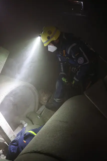 Suche im Trümmerbereich: Mit Helmleuchte und persönlicher Schutzausstattung sucht eine THW-Einsatzkraft in einem schwer zugänglichen Bereich nach einer vermissten Person.  | Foto: THW Miltenberg