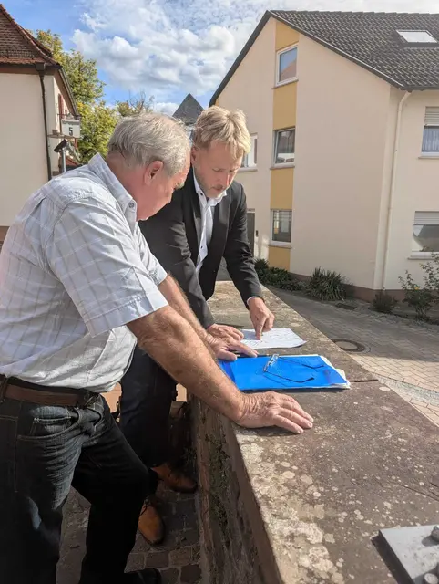 Bild: MdL Martin Stock (rechts) im persönlichen Gespräch mit einem Bürger bei seiner Bürgersprechstunde in Röllfeld. | Foto: Bürgerbüro MdL Stock