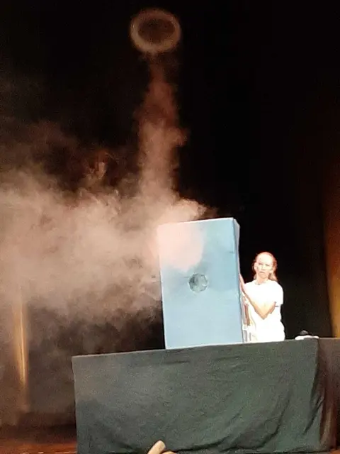 Die selbst entwickelte Nebelkanone der Magical Science Kids sendet Rauchzeichen ganz ohne Feuer. Das begeisterte auch in der experimenta.