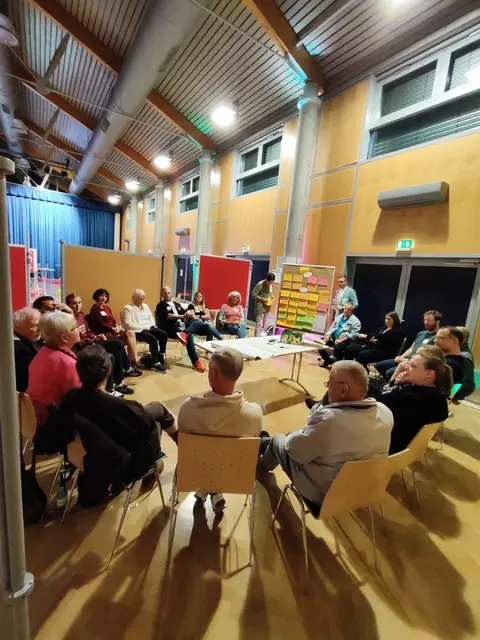 Projektgruppe Demokratie: Auf der Open-Sozial-2024 in Bürgstadt finden sich spontan zahlreiche Bürgerinnen und Bürger zusammen, um eine Initiative zur Förderung der Demokratie zu starten. | Foto: Melanie Scholz