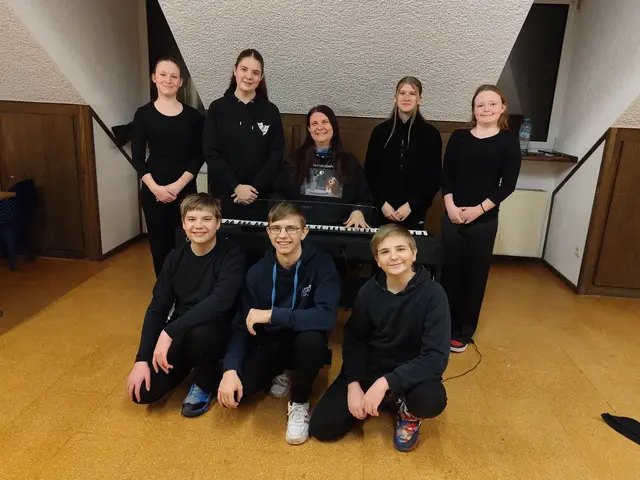 Der Jugendchor Großheubach mit Betreuerin Corinna Flicker (hinten Mitte) und Dominik Flicker (vorne Mitte) freut sich auf neue Sängerinnen und Sänger.