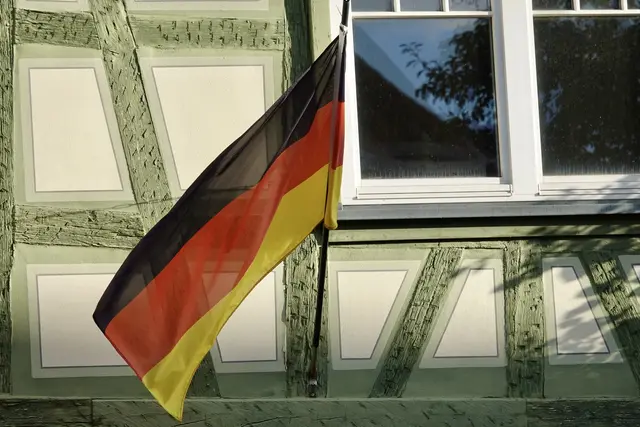 Genau darin liegt die besondere Bedeutung des 3. Oktober 2026. Der Tag der Deutschen Einheit erinnert nicht nur an politische Entscheidungen und die Vereinigung zweier Staaten. Er erinnert an Familien, deren Lebensräume durchschnitten wurden, an Kinder, die vor einer geteilten Deutschlandkarte saßen, an Jugendliche zwischen Heimat und Fernweh und an jene Lehrer, Pfarrer, Feuerwehrleute, Sportler und Musiker, die in den Dörfern Gemeinschaft bewahrten.