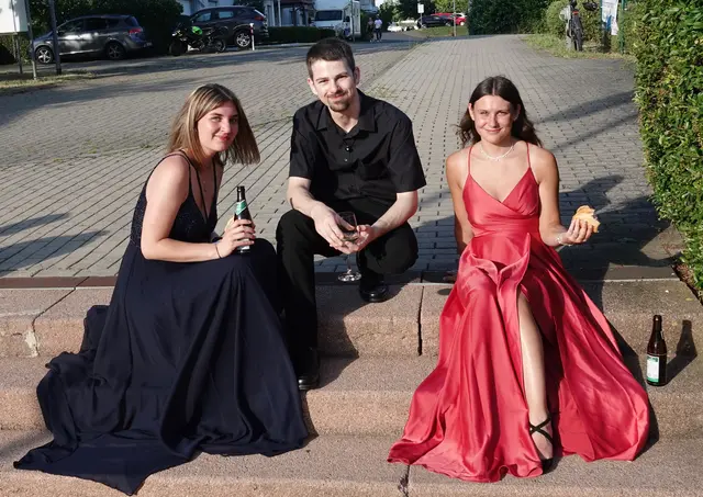 Für die Menschen der Grenzregion prägte diese Situation das Dorfleben über Jahrzehnte. Feuerwehr, Sportverein, Musikverein, Schule, Kirche und Kirchweih waren wichtige Orte der Gemeinschaft. Man kannte sich, half einander, feierte miteinander. Auf dem Fußballplatz trafen sich die Generationen, der Musikverein begleitete gesellige und kirchliche Feste. Blasmusik, Kirchenglocken und das Stimmengewirr der Kirchweih gehörten zum vertrauten Klang des Dorfes.