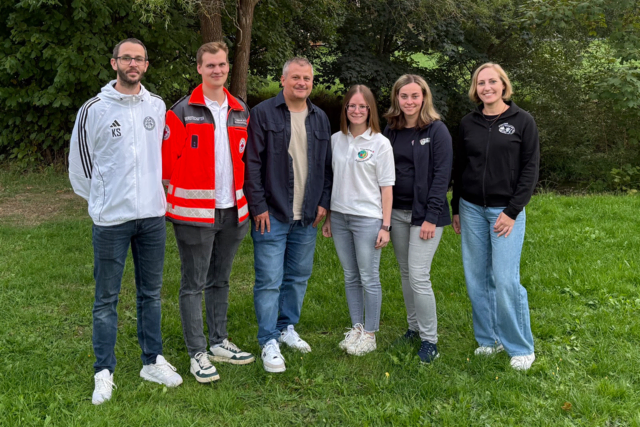 Kevin Schmitt (VfB Eichenbühl), Fabian Ditter (BRK), Thomas Poppe, Annika Bogendörfer (JRK Eichenbühl), Nadine Miltenberger (Kinder-Feuerwehr Eichenbühl) und Clarissa Berberich (Theatergruppe Eichenbühl) beim Spenden-Foto. | Foto: Foto: Johannes Hennig