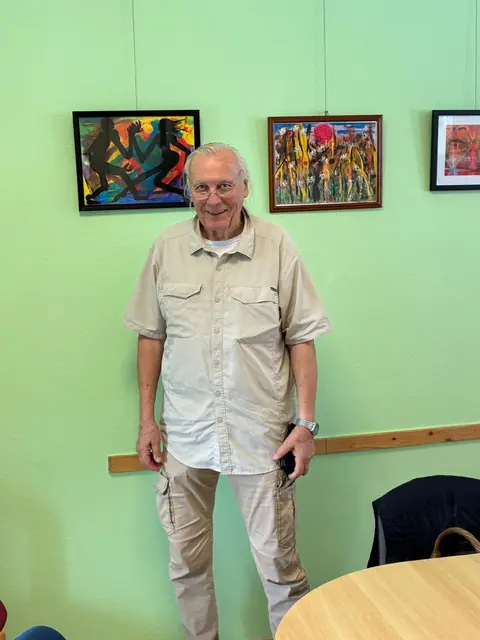 KOOL. vor seinen Bildern | Foto: Kunststammtisch ART5