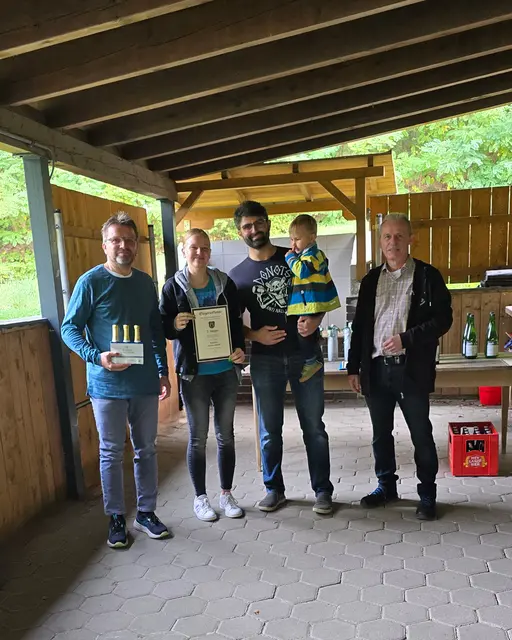 2. Platz Gemischte Mannschaft
Bahnfrei Kleinwallstadt
von Links
Stefan Rittger
Desiree Rittger
Flo Seitz | Foto: H.K.