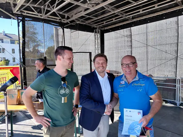 Tim Haas Mobilitätsbeauftragter ,und Björn Bartels Landrat bei der Siegerehrung von Wolfgang Winter VCD Erlenbach | Foto: Wolfgang Winter