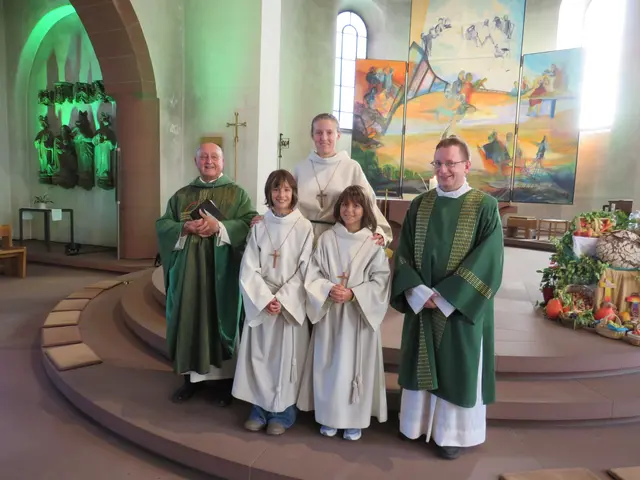 Oberministrantin Lea Miltenberger (hinten) mit den neuen Ministrantinnen Adele Nunes Cunha und Carla Chmiel (von links nach rechts) flankiert von Pfarrer Kleinhenz und Diakon Florian Grimm | Foto: Nina Reuling