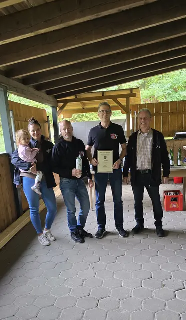 1. Platz Gemischte Mannschaft
Freiwillige Feuerwehr Hofstetten
von Links
Michele Wendenkampf
Jörg Gerlach
Marco Heinbücher | Foto: H.K.