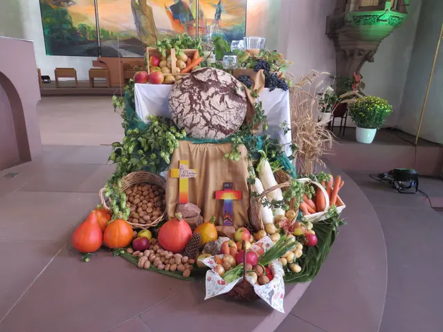 Reich geschmückter Erntegabenaltar in der Pfarrkirche St. Jakobus | Foto: Nina Reuling