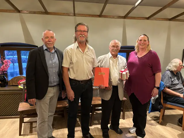 Josef Balles (2. von rechts), umrahmt von den Vors. Sabine Balleier und	Joachim Schmedding, ganz links Kreisvors. Steffen Salvenmoser | Foto: Johannes Eck