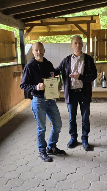 3. Platz Herren Mannschaft
Gemeinde Schützen
Jörg Gerlach (stellv. für die Mannschaft)
Hubert Astraschewsky
Alexander Hock | Foto: H.K.