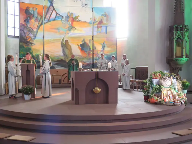 Diakon Florian Grimm verkündet das Evangelium | Foto: Nina Reuling