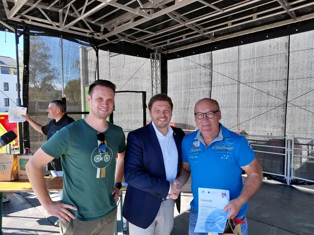 Tim Haas Mobilitätsbeauftragter ,und Björn Bartels Landrat bei der Siegerehrung von Wolfgang Winter VCD Erlenbach | Foto: Wolfgang Winter