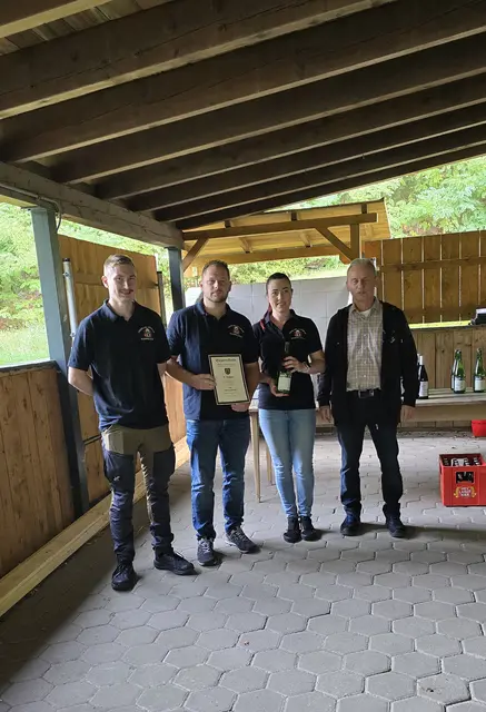3. Platz Gemischte Mannschaft
Freiwillige Feuerwehr Kleinwallstadt
von Links
Aron Horn
Mike Brandmüller
Nadine Hatzelmann
 | Foto: H.K.