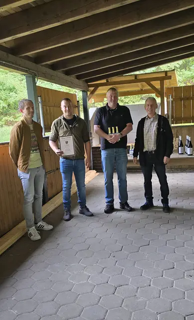 1. Platz Herren Mannschaft
Musik Verein Kleinwallstadt
von Links
Bernhard Knopp
Steffen Köhler
Wolfgang Büttner

 | Foto: H.K.