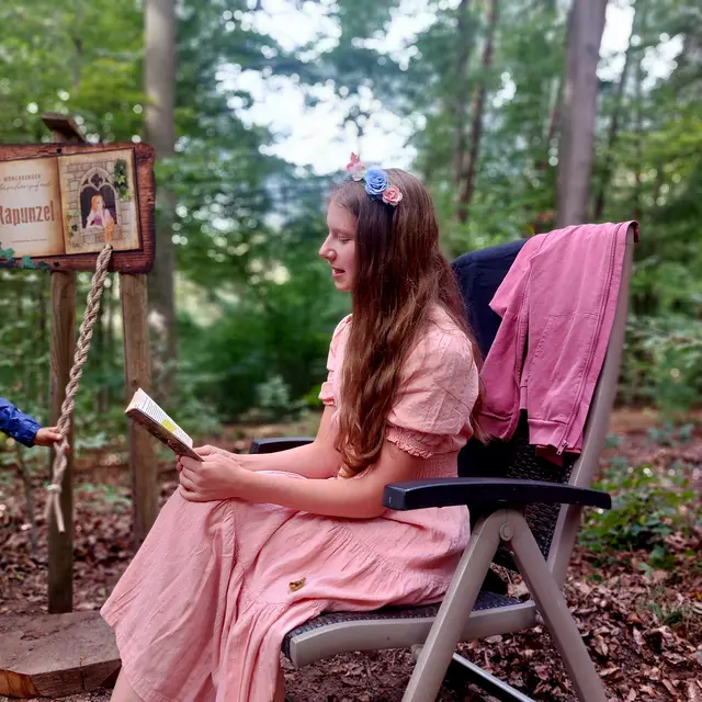 Rapunzel liest ihre Geschichte höchstpersönlich! | Foto: Wir in Mönchberg e.V.