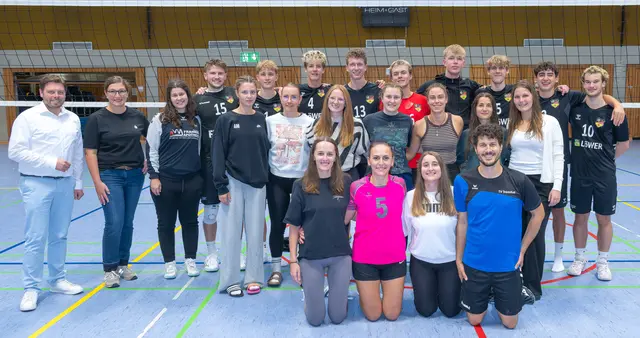 Der TV Mömlingen II bei den Herren (hinten) und der TV Trennfurt I bei den Damen holten sich den Sieg beim Landkreispokal im Volleyball. Dazu gratulierten (von links) Landrat Björn Bartels und Claudia Schuldt (Sparkasse Aschaffenburg Miltenberg), ein großes Lob gab es für Organisatorin Leonie Heuß (Dritte von links) und Organisator Dominik Heuß (vorne rechts knieend). | Foto: Winfried Zang