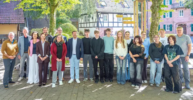 Die Teilnehmenden des Projekts „Talent und Verantwortung“ mit Coach Thomas Weigel (rechts) sowie (von links) Markus Seibel (Schullandheim), Harald Frankenberger, Hildegard Bauer, Silke Jakobek, Matthias Langer, Kerstin Hoffmann und Simon Schusser (alle Netzwerk Schule-Wirtschaft) sowie Landrat Björn Bartels. | Foto: Winfried Zang