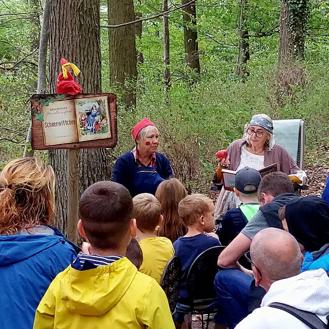 Gespanntes Zuhören bei den netten Hexen. | Foto: Wir in Mönchberg e.V.
