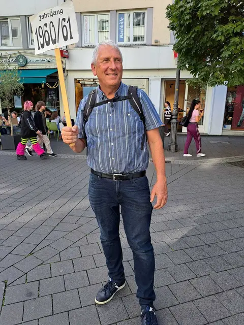 der Jahrgang mit dem original Schild | Foto: Schuljahrgang 1960/61