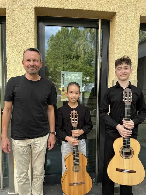 Frank Wittstock mit seinen Schülern vor der Musikschule Koblenz | Foto: Frank WIttstock