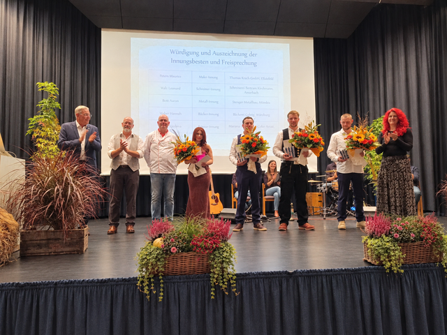 Auszeichnung der Besten: Die Innungsbesten gemeinsam mit Ehrengästen und Vertretern der Kreishandwerkerschaft Miltenberg auf der Bühne im Bürgerzentrum Elsenfeld.