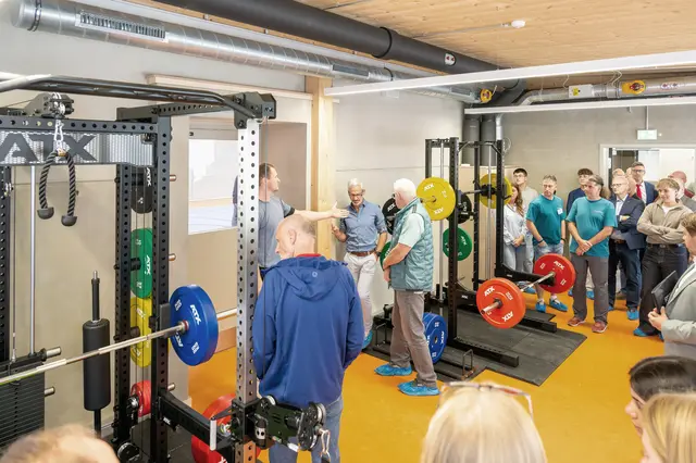 Mit einer Tanzvorführung eröffneten diese Schülerinnen die Feier zur offiziellen Übergabe der generalsanierten HSG-Sporthallen an die Schulfamilie.  | Foto: Winfried Zang
